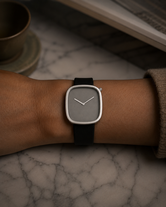     Montre classique pour femme noire et argentée – Moon Dream