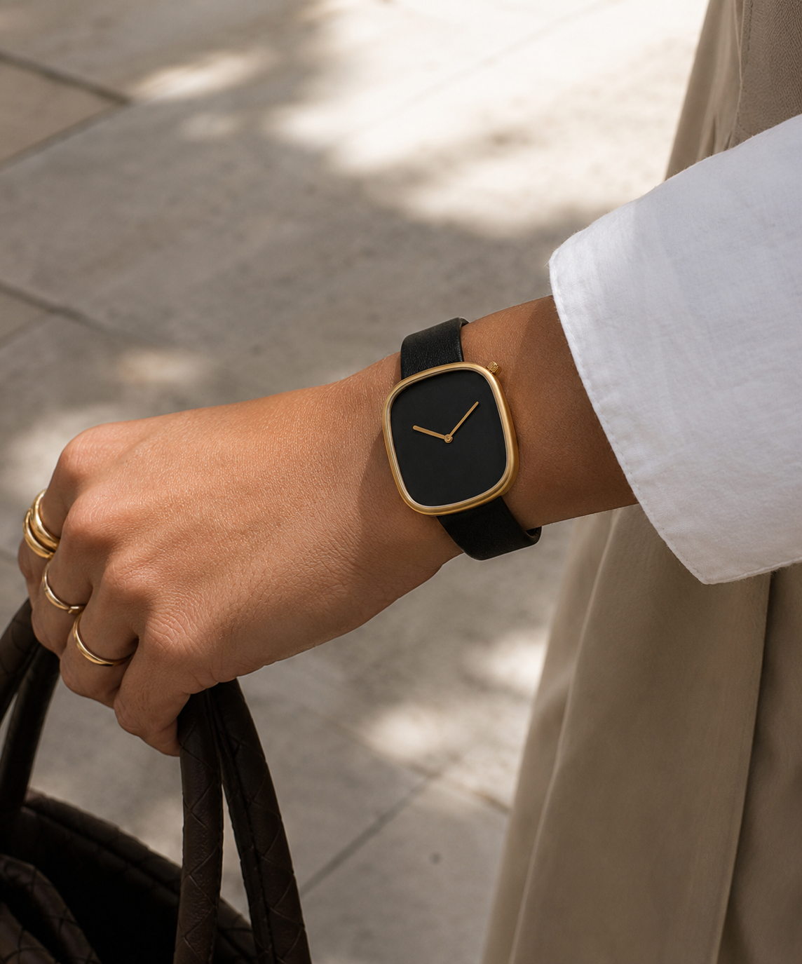     Montre classique pour femme avec bracelet noir élégant